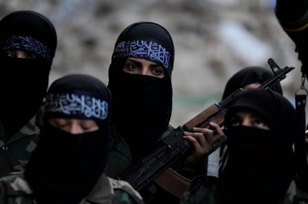 <p>Suriye iç savaşında en önemli cephelerden birisi olan Halep'te kadın savaşçılarda eğitimden geçerek cepheye gitmeye başladı. Ümmü el Muminin Ayşe adlı tamamı kadınlardan oluşan 13 kişilik birlik Halep'te farklı noktalarda sıcak çatışmalara katılıyor. Özellikle keskin nişancı olarak görev alan birlikte 3 üniversite öğrencisi yer alırken birlikteki diğer kadınların tamamı savaş öncesi öğretmenlik yapıyordu.</p>