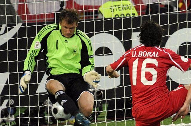 <p>Fenerbahçe'nin Şampiyonlar Ligi'nde Sevilla'yı 3-2 yendiği unutulmaz maçın yıldız olan Uğur, yarı finalde Almanya ile oynanan maçta da gol perdesini açan isimdi.</p>
<p> </p>