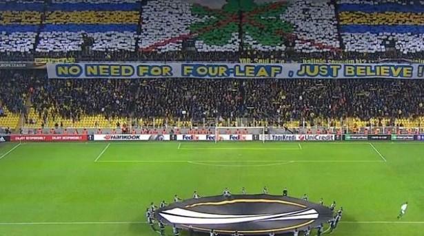 <p>Fenerbahçe'nin koreografisinde, Celtic'in armasında bulunan yoncanın üzerinde çarpı gözüktü. Daha sonra yukarıdan inen bayrakta yoncanın yerine Fenerbahçe'nin ambleminde yer alan palamut dalı aldı. Koreografinin altında ise İngilizce olarak, "Dört yaprağa ihtiyacınız yok, sadece inanın" yazılı pankart açılarak İskoç kulübüne gönderme yapıldı.</p>