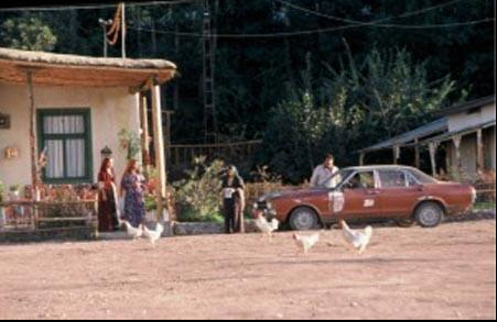 <p><strong>Vizontele</strong><br />
Senaryoya göre film Hakkari'de geçmesine rağmen filmde görülen araçların plakaları 65. yani filmin çekildiği yer olan Van'ın plaka kodu.</p>
