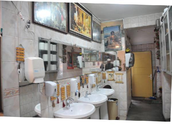 &Ccedil;orum Belediyesi tarafından 6 yıl &ouml;nce yaptırılan tuvalet, Altınokta K&ouml;rler Derneği adına kiralandı. İşletmeciliğini Suat ve Yılmaz Avcıoğlu kardeşlerin yaptığı tuvalet, paf&uuml;m kokuları, &ccedil;i&ccedil;ekler ve akvaryum ile herkesin dikkatini &ccedil;ekiyor.