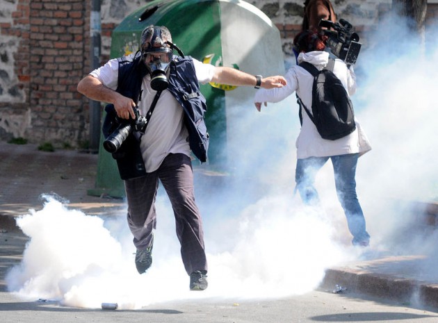 <p>İstanbul Valiliği, Yayalaştırma Projesi dolayısıyla sendikaların bu yıl 1 Mayıs Emek ve Dayanışma Günü'nü, Taksim Meydanı'nda kutlamasına izin vermedi. Ancak DİSK, KESK, Türk-İş, TMMOB, TTB ile bazı siyasi partiler, meslek örgütleri ve sivil toplum kuruluşları, Taksim Meydanı ısrarlarından vazgeçmedi.</p>