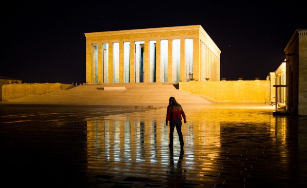 <p>Tören alanında toplanan fotoğrafçılar, merdivenlerde hatıra fotoğrafı çektirdikten sonra, saygı nöbetçilerini ve Anıtkabir'i fotoğrafladı. Anıtkabir Komutanlığı tarafından ilk kez ziyaret saatleri dışında toplu fotoğraf çekimine izin verildiği etkinlikte, itfaiye ekipleri tarafından yerler ıslatılarak fotoğrafçıların farklı açılardan yansıma görüntüleri almaları sağlandı.</p>