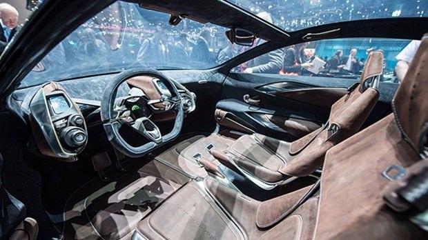 <p>2020 Aston Martin DBX</p>
