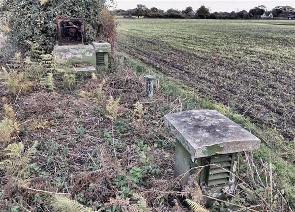 <p>İngiltere'nin Suffolk kırsalındaki bir tarlada yaklaşık 14 metre derinliğinde inşaa edilmiş nükleer savaş sığınağı bulundu.</p>
