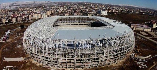 <div>Alttan ve tribün ısıtması olacak stadyumun içi ile dışı arasında 8-10 derecelik ısı farkı olacak. Kuzey bölümde bulunan iki kabuk sistemi sayesinde kuzeyden gelen rüzgarlar kesilerek stat içinde ısı artışı sağlanacak. Stat, güneş panelleri sayesinde elektriğinin bir kısmını üretecek. </div>
<div> </div>