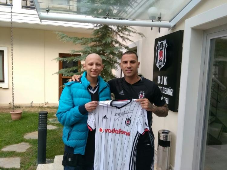 <p>Işık Yönt, Ömer Fırat Köker ve Cansın Bezircilioğlu’ndan oluşan ekip Muhammet’in dileğini yerine getirerek bir hayalin daha gerçek olmasına katkı sağladı.</p>

<p> </p>
