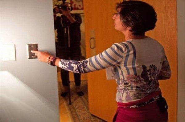 <p>Bunun dışında odada bir çıkış daha bulunuyor. Bu kapı ise ufak banyoya açılıyor. Banyodan da tekrar oturma odasına geçebiliyor. Oturma odasının kapısı kapalıyken, ortaya bir başka ahşap panel çıkıyor.</p>