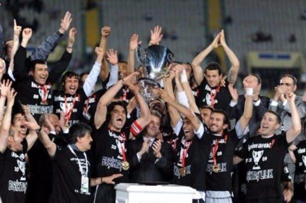 <p>“Kupa yine Kartal’ın” 2008-09 sezonu... Beşiktaş, Türkiye Kupası’na 26 yıldır hasret kalan F.Bahçe'yi finalde 4-2 yenip kupayı Avrupa yakasına götürüyordu.</p>