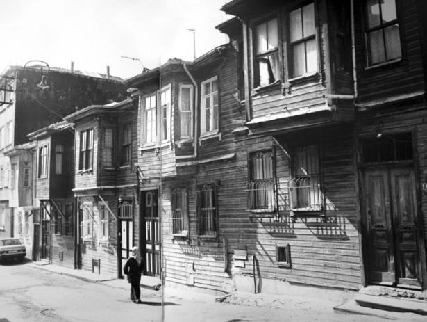 <p>1960 yılında İstanbul Teknik Üniversitesi Mimarlık Fakültesi'nden mezun olan Günay, İstanbul'da yaşanan hadiselere yaklaşık yarım asırdır şahit olan bilim insanlarından biri. Kentin hemen hemen her sokağından çektiği bir fotoğrafı var Günay'ın. Dört binin üzerinde fotoğraf çekmiş. Bu fotoğraflar arasından seçtiği yaklaşık 400 eseri 'İstanbul'un kaybolan ahşap konutları' isimli kitabında toplamış.</p>
