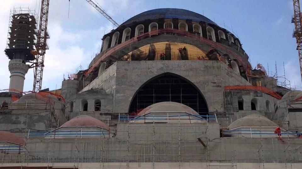 <p>Kubbesi 72 metre yüksekliğinde, 34 metre çapında.</p>