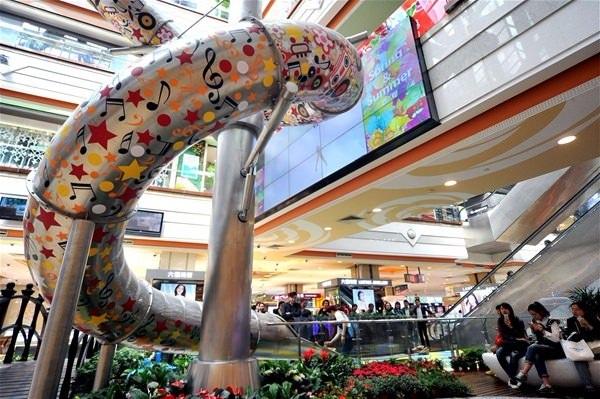 <p>Yerden yaklaşık 20 metre yükseklikteki AVM'nin iç mekanına yerleştirilen 54 metre uzunluğundaki dev kaydırak borularını kullanan müşterile, 16 saniye gibi kısa bir sürede en üst olan beşinci kattan zemine inebiliyor</p>

<p> </p>
