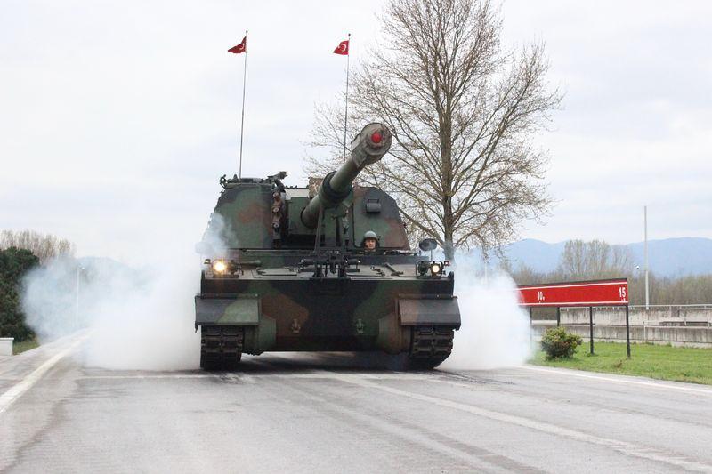 <p>Türk Silahlı Kuvvetleri’nin gözbebeği olan ve tamamı yerli imkanlar ile Sakarya’da üretilen, ‘Poyraz Mühimmat Aracı’, düşmanın korkulu rüyası ‘Fırtına Öbüsleri’ne kesintisiz güç sağlıyor.</p>