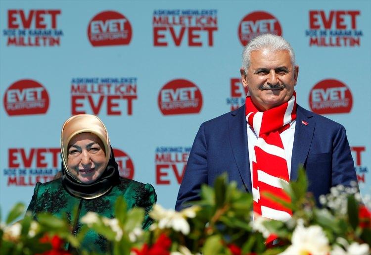 <p>Başbakan Binali Yıldırım ve eşi Semiha Yıldırım, İzmir Gündoğdu Meydanında düzenlenen "İzmir Buluşması"na katıldı.</p>