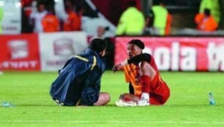 <p><strong>"MİLLET KAVGA EDERKEN BİZ SONG'LA SOHBET ETTİK"</strong></p>

<p>Ümit Özat: "Ali Sami Yen’de Galatasaray’ın ceza almasına neden olan ’sulu derbi’de Song’la sahadaki sohbetim unutulmaz. Biz o maçı oynarken, ben Köln’le anlaşmıştım. Song da bu transferi öğrenmiş..."Olaylar nedeniyle maç durunca sahanın ortasına oturduk ve transferimle ilgili konuştuk. Daha önce Köln’de oynadığı için şehri ve kulübün yapısını anlattı. O sırada ne ilginçtir ki, tribünlerdeki olaylar sürüyordu."</p>
