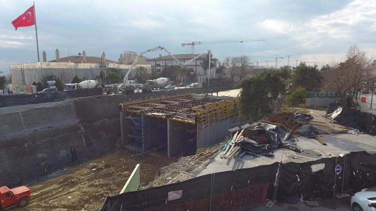 <p>“Benim yolum yaklaşık 2 saat kısalacak”<br />
Marmaray’ı her gün kullandığını belirten Yakup Adıgüzel, “Halkalı'da ikamet ediyorum, Marmaray’a otobüs ile geliyorum. Gezmek için sürekli Anadolu yakasına geçiyorum ama okulum Halkalı da olduğu için sıkıntı oluyor. Ben Eskişehir’de oturuyorum, hızlı tren halkalıya gelirse ben direk halkalıdan binip Eskişehir’e gideceğim. </p>

