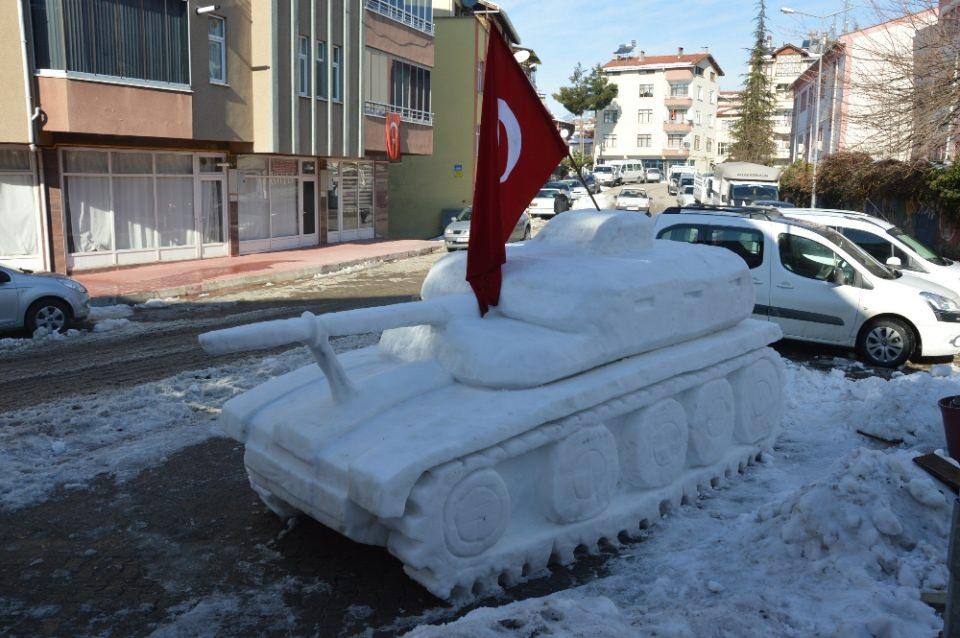 <p> Bu yıl ne yapalım diye düşünüyorduk, 15 Temmuz darbe girişimi sırasında meydana gelen olaylardan esinlenerek, darbe girişimi sırasında halkın iradesini göstermek için böyle bir şey yapmak istedik. Tankın orijinal boyutlarında yapmaya çalıştık, çöp kovalarıyla yaklaşık 2 bin kova kar taşıdık. Yaklaşık 4 ton kar kullanarak bir haftada tankı tamamladık” dediler.</p>