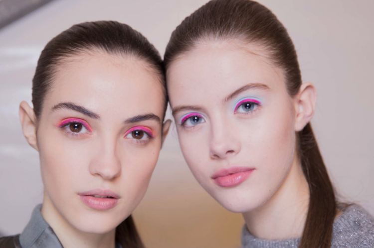 <p>Gözlerde pembe eyeliner kullanılarak mavi far ile gölge verilmiş.</p>