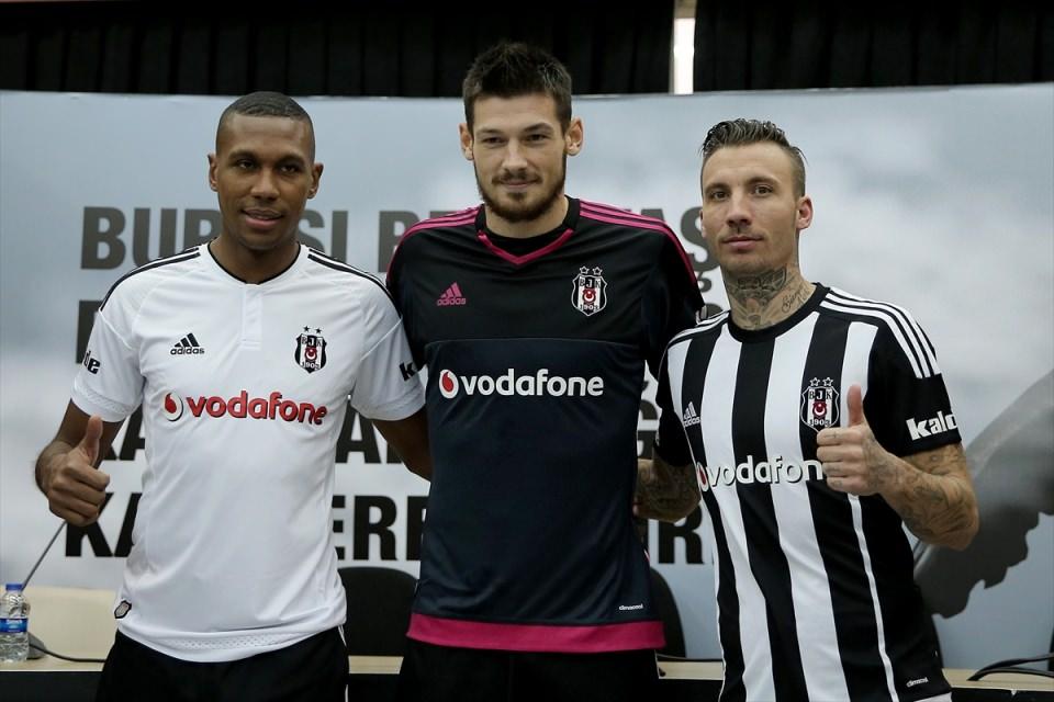 Beşiktaş yeni transferleriyle sözleşme imzaladı