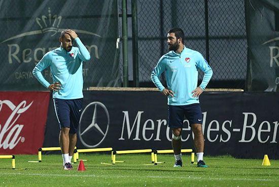 <p>Kadroda yer alan santrforlardan, Cenk Tosun’un formsuz bir dönem geçirmesi ve Mehmet Batdal’ın uluslararası deneyim eksikliği; kariyerini Çin’de sürdüren ve son 10 maçta 10 gol kaydeden Burak Yılmaz’ı bir adım öne çıkarıyor.</p>