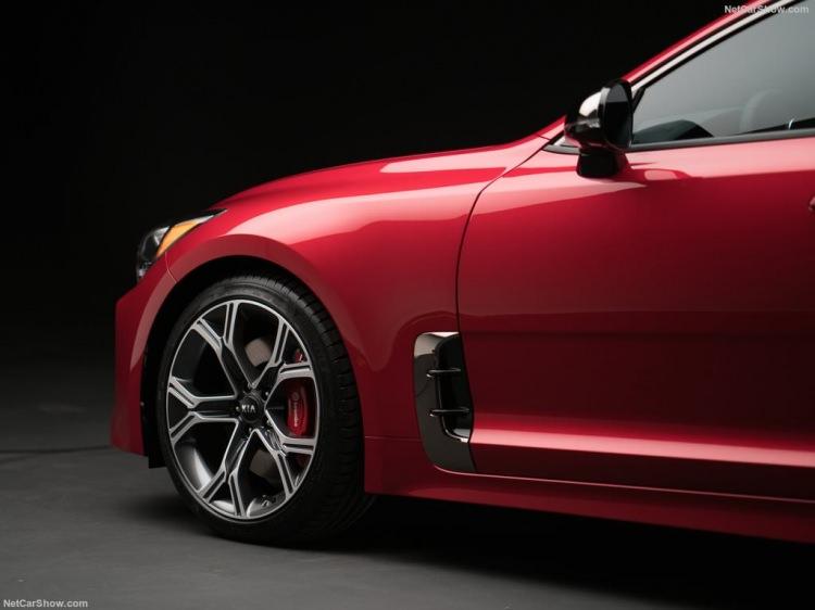 <p>Teknik açıdan, 2018 Kia Stinger, BMW M eski yöneticisi Albert Biermann'ın eseri.</p>