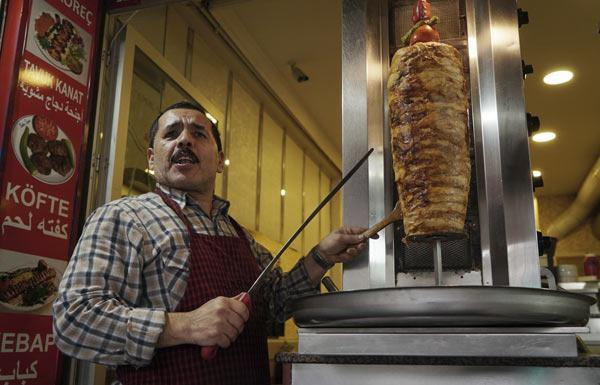 <p>İstanbul'da beş restoranı bulunan Suriyeli Mehmet Basil Sukkar, "Bu karara katılmıyorum ve haklarımı savunacağım" diyor.</p>
