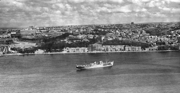 <p>1963.. Dolmabahçe ve civarı.. Nefes ve güneş alan bir şehir..</p>

<p> </p>
