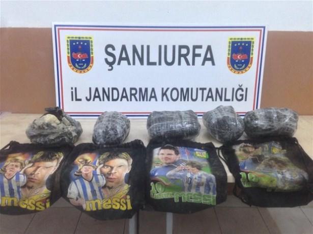 <p>Operasyonda PKK tarafından kullanıldığı tespit edilen ve ağaç, tel ve saçlar kullanılarak imal edilmiş 11 depo, yaşam yeri ve mevzii bulundu. Bölgede yapılan aramada muhtelif yaşam malzemeleri, mevzii sığınak yapımında kullanılan çeşitli gereçler, muhtelif kırtasiye malzemesi, örgütsel doküman ele geçirildi.</p>

<p> </p>
