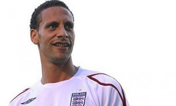 <p>Leeds United'dan 18 milyon pounda Manchester United'a transfer olarak Premier Lig tarihinin en pahalı defans oyuncusu unvanını alan Ferdinand, televizyon izlerken ayaklarını sehpaya uzun süre koyması nedeniyle tendonunu incitmiş ve sakatlanmıştı.</p>