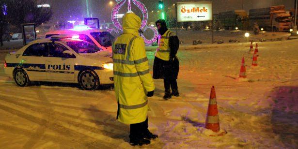 <p>Afyonkarahisar-İzmir karayolu yoğun kar yağışından dolayı ulaşıma kapandı.</p>
