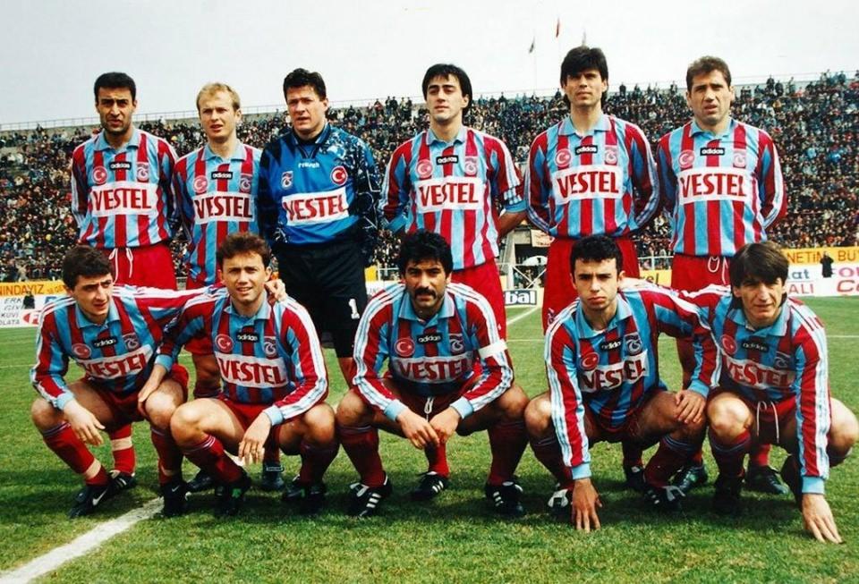 <p><strong>Trabzonspor (1995-1996)</strong></p>

<p>1995-1996 sezonunda teknik direktör Şenol Güneş yönetiminde Türkiye 1.Ligi’nde 2.sırayı alan Trabzonspor. Shota Arveladze, attığı 25 golle sezonun Gol Kralı oldu. Bordo-mavili takım, Kupa Galipleri Kupası’nda ilk turda Zalgiris’i 1-0 ve 2-2’lik skorlara eledikten sonra 2.Tur’da Deportivo La Coruna’ya 0-1 ve 0-3’lük skorlarla elendi.</p>

<p>Soldan sağa</p>

<p>Ayaktakiler: Tolunay Kafkas, Abdullah Ercan, Detlef Müller (Metin Mert), Ogün Temizkanoğlu, Cengiz Atila, Lemi Çelik.</p>

<p>Oturanlar: Shota Arveladze, Hami Mandıralı, Ünal Karaman, Okan Özke, Orhan Çıkırıkçı.</p>
