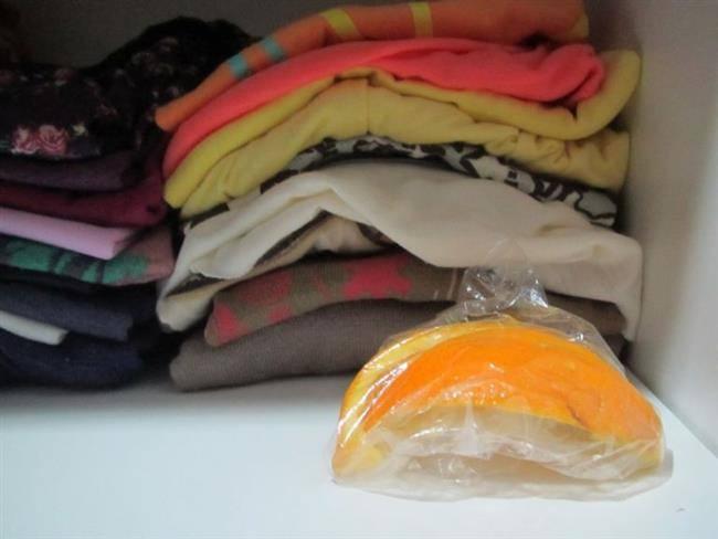 <p><strong>Portakal kabuğu</strong></p>

<p>Rutubetli evlerde kıyafetlerde güvelenme olur. Bunu önlemenin en kolay yolu da naftalin yerine portakal kabuğu koymaktır.</p>
