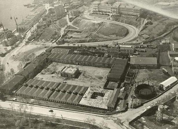 <p>Bir zamanlar Dolmabahçe Has Ahırlar (BJK İnönü Stadyumu'nun bulunduğu yer)</p>