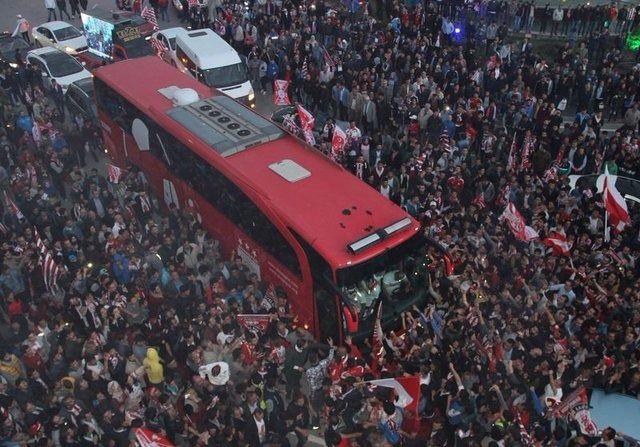 <p>Geçen sezonun 34. haftasında 19 Mayıs'ta sahasında Fenerbahçe ile 2-2 berabere kalarak Süper Lig'e veda eden Sivasspor, 360 gün sonra Süper Lig'e döndü. Süper lig’e ‘merhaba’ diyen Kırmızı-Beyazlılar, kenti bayram yerine çevirdi.</p>
