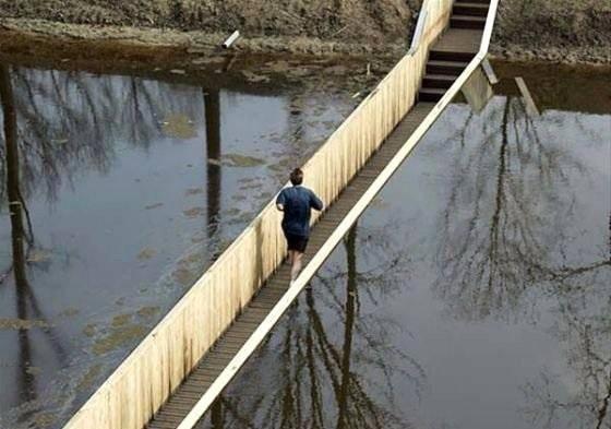 <p>Ayrıca kalenin su dolu hendeğine de uygun bir tasarımın yapılması gerek köprüyü şirketin mimarları, Kızıl Deniz'i ayırmasıyla bilinen Musa'dan esinlenerek bu şekilde hazırlamış.</p>

<p> </p>
