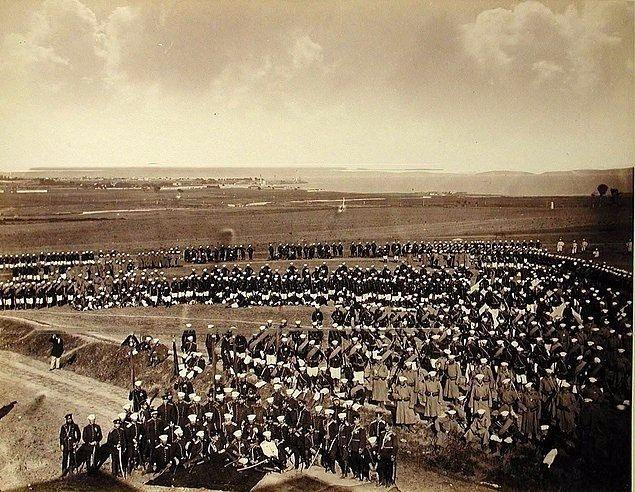 <p>91. Rus birlikler toplu fotoğraf çektiriyor. Florya civarı olmalı. İleride Yeşilköy Feneri ve sağ tarafta Adalar gözüküyor</p>