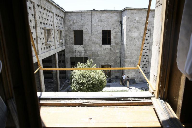 <p>Her iki bomba da Meclis çatısında büyük hasar yarattı.</p>
<p> </p>