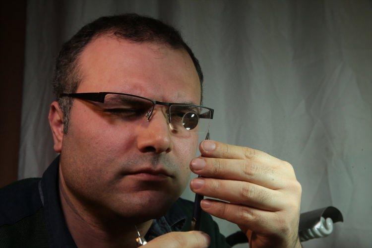<p>Nefesi tutarak yapılması gerekiyor. Çok zaman alıyor ve çok aşırı göz yoruyor, göz kurumasına neden oluyor. Şu anda 0,5 ve 0,7 milimetre uçlara nakşettiğim 5 eserim var. Bir de saç teline Eyfel Kulesi işlemek istiyorum, onunla ilgili çalışıyorum. O da en ince çalışmam olacak." </p>
