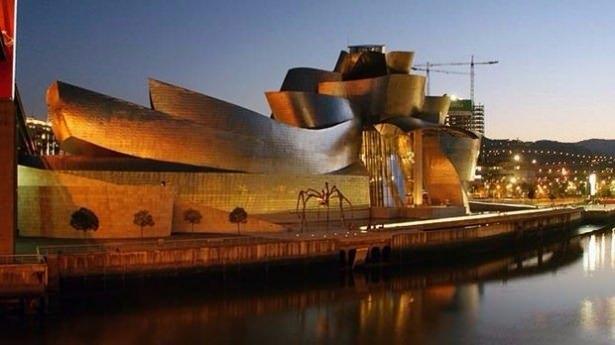 <p>12-Guggenheim Müzesi (Bilbao, İspanya)</p>
