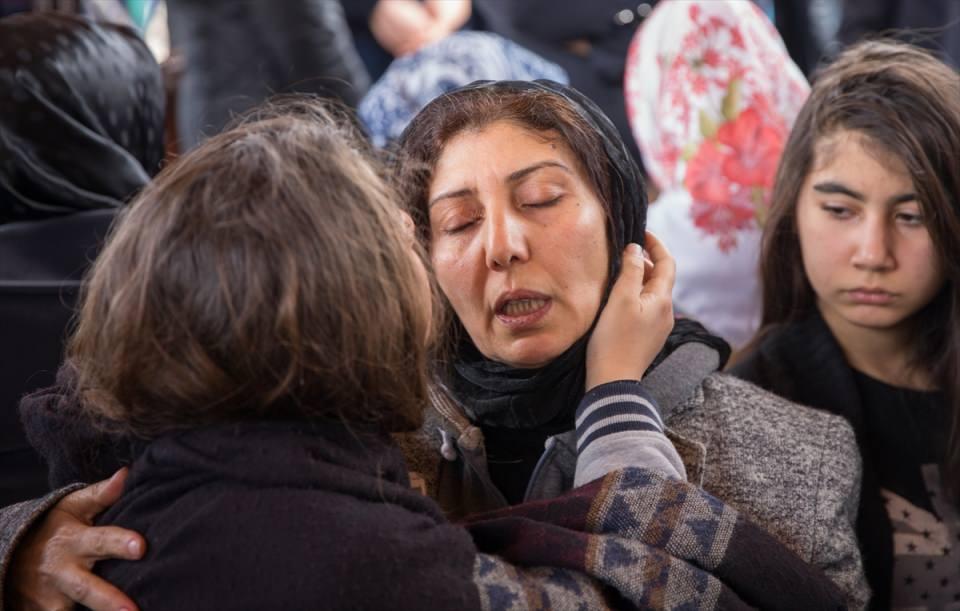 <p>Akkuş'un cenazesi, namazın ardından Asri Mezarlıktaki aile kabristanına defnedildi. Tabut başına gelen Akkuş'un yakınları gözyaşı döktü.</p>
<p> </p>