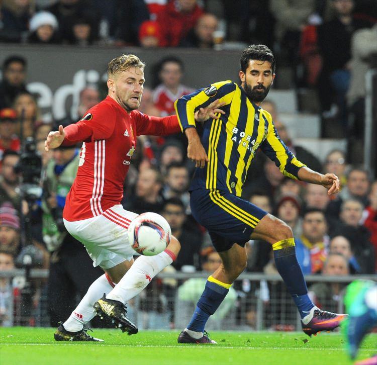 <p>Robin van Persie'nin yeteneğini maçın son bölümlerinde hatırlatmasına karşın sarı-lacivertli ekibin Manchester United'ı zorlamayacak bir performans ortaya koyarak rakibinin işini kolaylaştırdığını belirten Times, maçın en keyif veren anının bitime dakikalar kala Robin van Persie'nin gol atması ve tribünlerle kurduğu iletişim olduğunu ifade etti.</p>