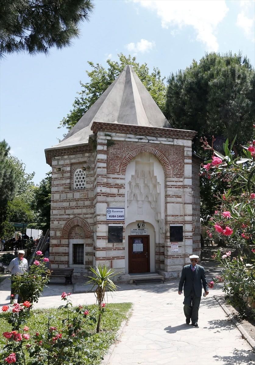 <p><strong>22 camide hatim indirilecek</strong></p>

<p>Başta kentteki tarihi camiler olmak üzere bütün camilerde ramazan hazırlıkları tamamlandı. Dün ilk teravih namazı il genelindeki bin 878 camide kılındı. 22 camide ise ramazan boyunca hatim indirilecek.</p>

