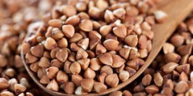 <p>Yüksek protein ve lif oranı, düşük yağ miktarı ile karabuğday, diyetlerde olması gereken bir besindir.</p>
