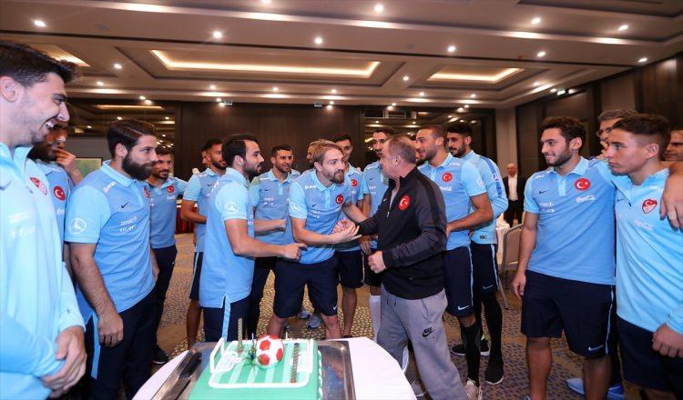 <p>A Milli Takım'ın kampında akşam yemeğinin ardından, bugün 28 yaşına giren milli futbolcu Caner Erkin için kutlama yapıldı. </p>

