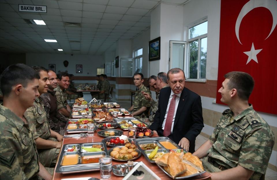 <p>Cumhurbaşkanı Recep Tayyip Erdoğan’ın dün Mardin’de askerlerle yaptığı iftara katılan Türkiye Geçici Köy Korucuları ve Şehit Aileleri Federasyonu Başkanı Orhan Kandemir, Erdoğan’a korucuların sorunlarını anlattı.</p>