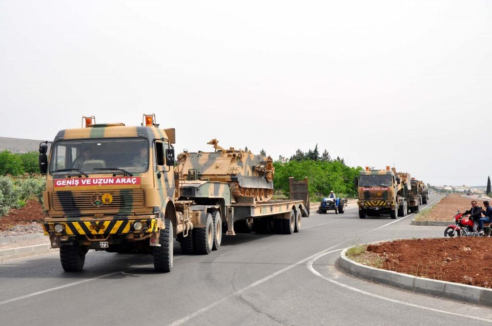 <p>Zırhlı araç konvoyu Suriye'nin IŞİD denetiminde Bab bölgesine komşu olan Kilis'in Elbeyli İlçesi'ne ulaştı. Zırhlı araçların ulaşmasıyla sınır bölgesinde hareketlilik gözlendi.</p>
<p> </p>