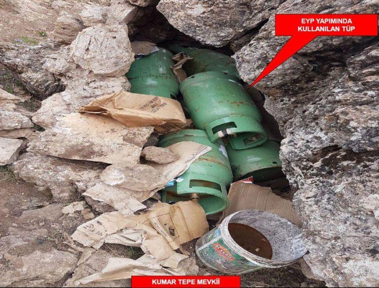 <p>Kumar Tepe bölgesinde PKK'lı teröristler ile çıkan çatışmada 3 PKK'lı etkisiz hale getirildi. Çatışma bölgesinde ayrıca 2 adet Doçka, 4 adet AK-47 Piyade Tügeği, bol miktarda el yapımı patlayıcı düzenekleri, çok sayıda mühimmat ve yaşam malzemesi ele geçirildi. </p>