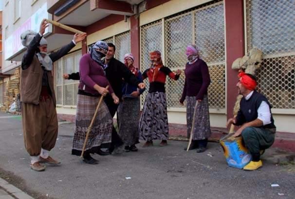 <p> İlk etapta durumdan şüphelenen bazı vatandaşlar gördükleri manzarayı 155 polis hattını arayarak bildirdiler. Bunun üzerine olası bir terör olayı ihtimaline karşı harekete geçen polis ekipleri Şükrüpaşa semtine gelerek gençleri inceledi. Gençlerin ‘deve oyunu’ yapmak için kadın kıyafeti giydiklerini izah etmeleri üzerine polis ekipleri haber merkezine bilgi vererek bulundukları yerden ayrıldı.</p>
