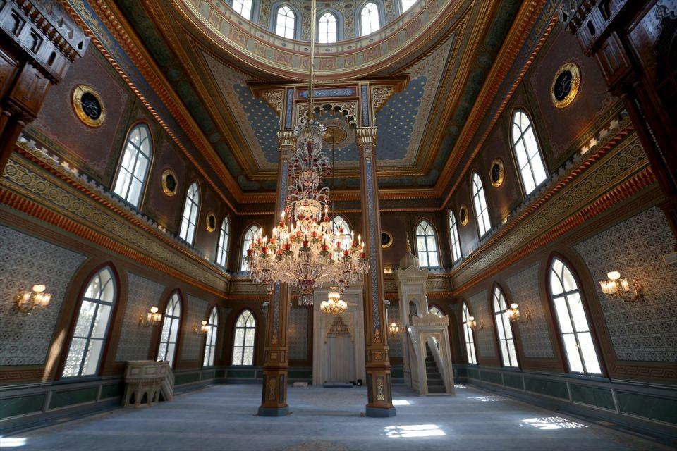 <p>Sarı, caminin ahşap bölümlerinin de temizliklerinin, kurtlanmaya karşı ilaçlamalarının yapıldığını, cila ve koruyucular sürülerek son hale getirildiğini de söyledi. </p>