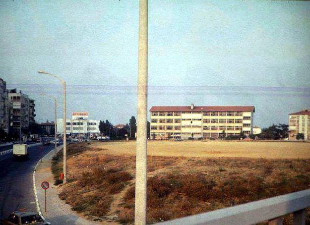 <p>80 sonları.. Etiler Lisesi.. Öndeki boş arazide şu an 1993 de inşa edilen Akmerkez bulunuyor..</p>
<p> </p>